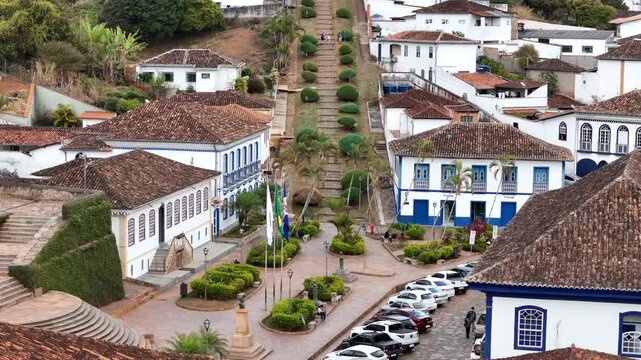 V&iacute;deo a&eacute;reo das escadarias da Igreja de Santa Rita, centro hist&oacute;rico de Serro, Minas Gerais, Brasil. V&iacute;deo de Drone. 