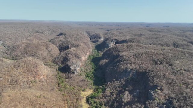Um sobrevoo de drone pelo Parque Nacional de Cavernas do Perua&ccedil;u, Janu&aacute;ria, Minas Gerais, Brasil. 