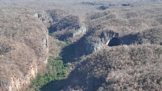 Vista a&eacute;rea do Parque de Cavernas do Perua&ccedil;u, Janu&aacute;ria, Minas Gerais, Brasil. Um v&iacute;deo de drone! 