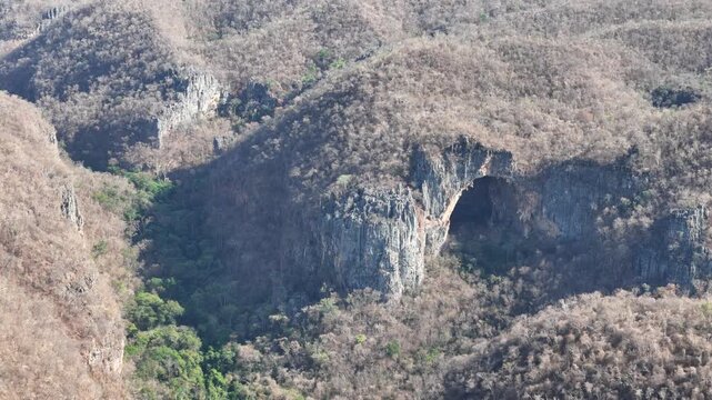 Vista a&eacute;rea do Parque de Cavernas do Perua&ccedil;u, Janu&aacute;ria, Minas Gerais, Brasil. Um v&iacute;deo de drone! 