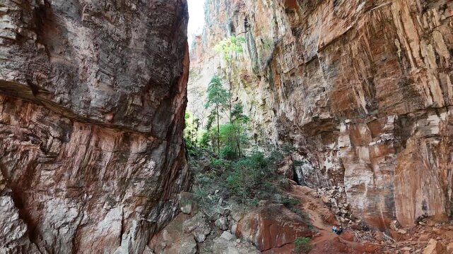 Trilha do Arco do Andr&eacute;, Parque de Cavernas do Perua&ccedil;u, Janu&aacute;ria, Minas Gerais, Brasil. Um v&iacute;deo de drone! 