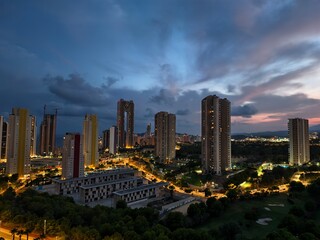 Obraz premium Urban Nightscape A Stunning Visual of City Lights and Skylines During Dusk Hours