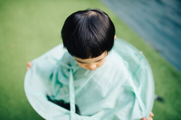 散髪される男の子