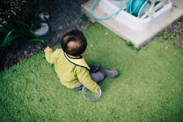 芝生の上に座る赤ちゃん