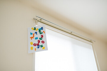 数字のおもちゃがぶら下がっている