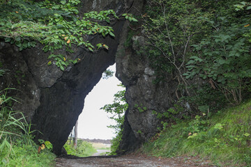 岩のトンネル