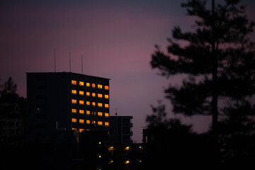 夕暮れ深く色づく空と残光映えるマンションの窓20241024