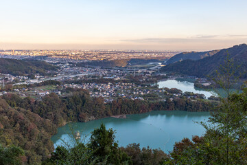 夕方の津久井湖を上から見下ろす