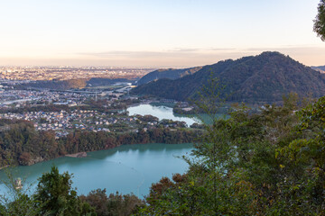 夕方の津久井湖を上から見下ろす