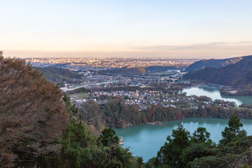 夕方の津久井湖を上から見下ろす