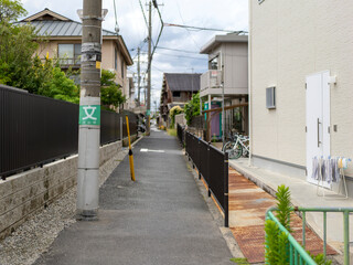 住宅街と道路の風景