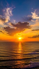 Obraz premium Golden sunset paints the ocean with vibrant hues