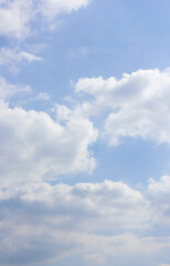 Fototapeta premium It's a sky with fluffy clouds and sunlight.