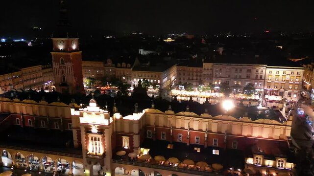 Krak&oacute;w - Polska - kości&oacute;ł Mariacki i rynek wieczorem nagrany z drona