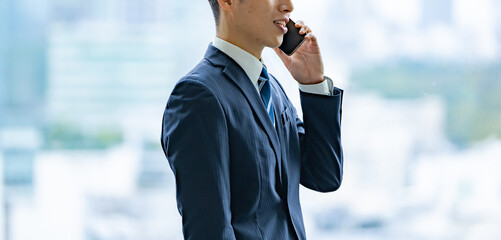 都会のオフィスで電話をするビジネスマン © ponta1414