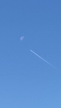 Aereo vicino alla luna 