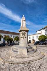 Obraz premium Statue of bishop Francisco Gomes do Avelar at Largo da Se in the old Town of Faro in Portugal