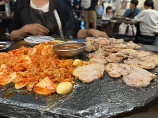 Naklejka premium 삼겹살 구이