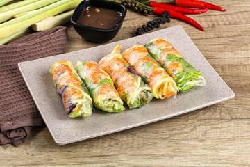 Vietnamese spring roll with prawn and mango