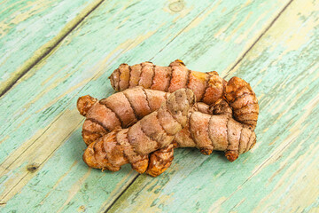 Fresh raw asian tumeric roots