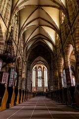 Obraz premium Kirche Saint-Pierre-et-Paul in Wissembourg – historische Abteikirche im Elsass mit romanisch-gotischer Architektur