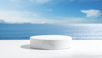 ディスプレイ用の白い大理石の円柱の台座　空白の空間とさわやかな海と青空の背景　商品・展示の台