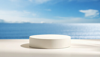 ディスプレイ用の白い円柱の台座　空白の空間とさわやかな海と青空の背景　商品・展示の台