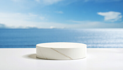 ディスプレイ用の白い大理石の円柱の台座　空白の空間とさわやかな海と青空の背景　商品・展示の台