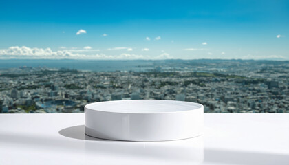  ディスプレイ用の白い円柱の台座　空白の空間とさわやかな青空と街並みの背景　商品・展示の台