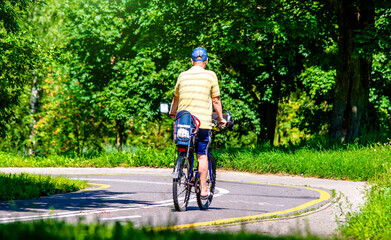 Obraz premium Cyclist ride on the bike path in the city Park 