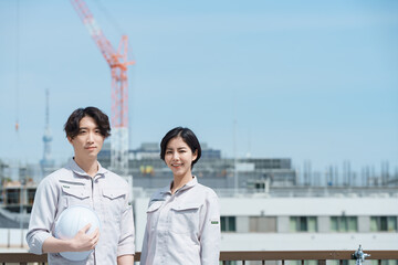 作業服を着た男女
