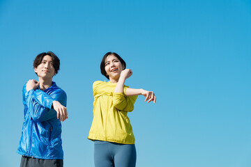 マスクをしてスポーツをする男女 © folyphoto