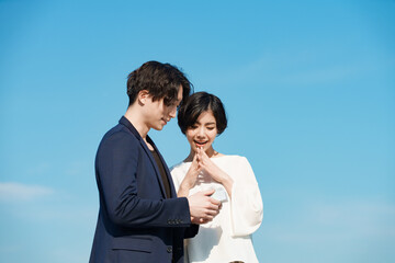 婚約指輪を渡してプロポーズする男性