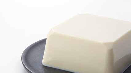 白い背景に置かれた豆腐のクローズアップ