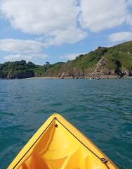 Vue de la côte depuis un canoë kayak