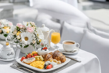 色とりどりのフルーツが並ぶ朝食テーブルに降り注ぐ朝日