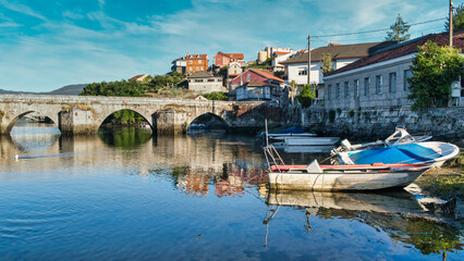 Barcas de pescador y puente medieval de Ponte Sampaio sobre el r&iacute;o Verdugo en la provincia espa&ntilde;ola de Pontevedra