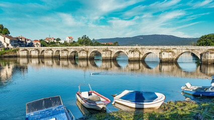 Obraz premium Puente medieval de origen romano de Ponte Sampaio sobre el río Verdugo en la provincia española de Pontevedra