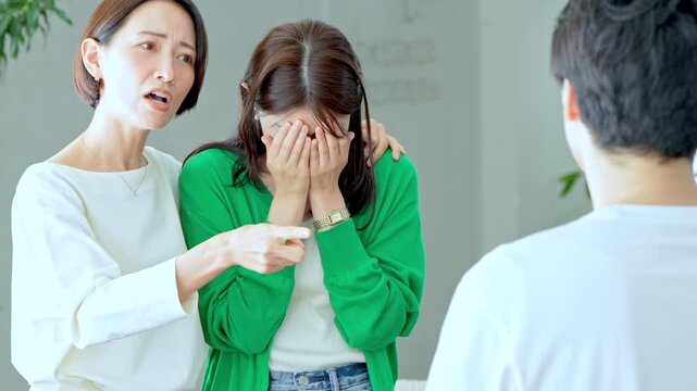 怒る女性