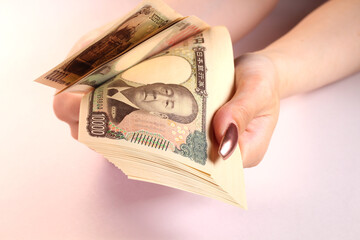 1万円札と女性の手