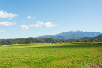 天気の良い日に黒岳、旭岳を望む丘