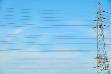 爽やかな青空と送電線