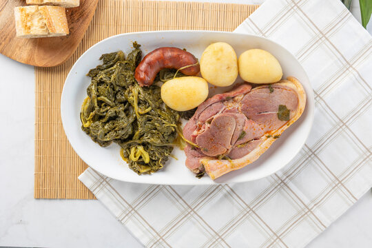 Lac&oacute;n con grelos serving traditional spanish galician cuisine