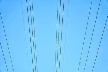 爽やかな青空と送電線