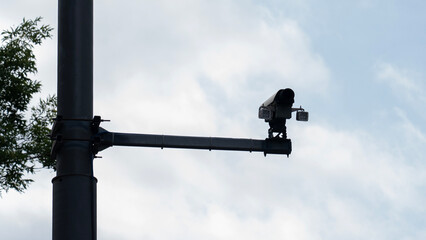 Obraz premium A pole with a camera on it. The sky is cloudy