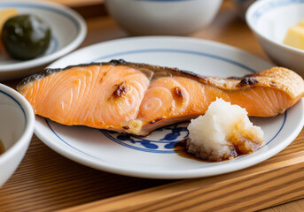 香ばしい鮭の塩焼きと大根おろし