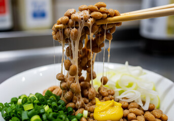 箸で持ち上げるネバネバの魅力！栄養満点、日本の伝統食『納豆』
