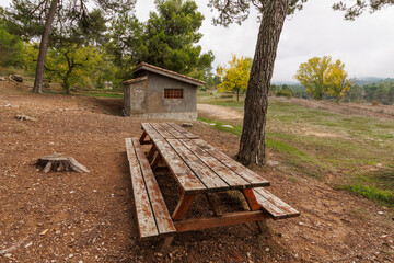 Zona p&uacute;blica de picnic en el parque natural Sierra de Mariola, Bocairent, Espa&ntilde;a