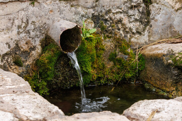 Fuente de manantial de agua canalizada en el parque natural sierra de Mariola, Bocairent, Espa&ntilde;a