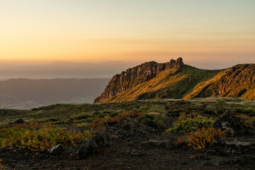 朝日を受ける阿蘇の岩肌